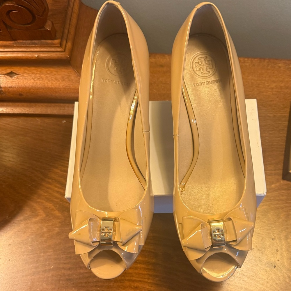 Tory Burch Patent Leather Tan Gold Peep-Toe Bow Wedges Size 7.5 - Picture 4 of 14